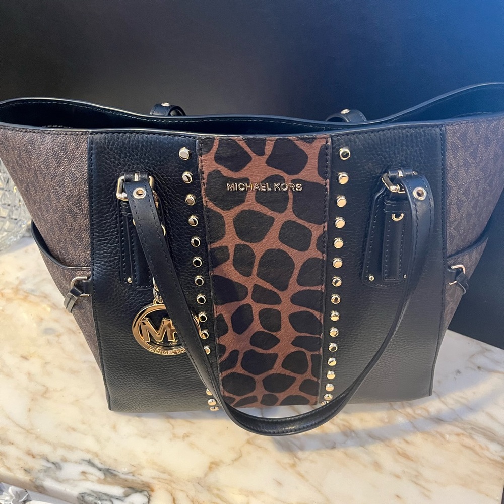 Beautiful Michael Kors tote bag
Like new with dust bag